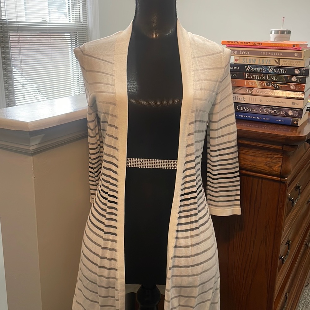 WHITE HOUSE BLACK MARKET barely worn 3/4 sleeve light 100% Viscosa sweater